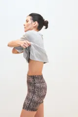 Calza biker deportiva con estampado animal print.