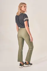 Pantalón de corte recto color verde militar.