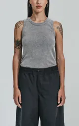 Musculosa básica de tela Morley con moldería slim-fit, ideal para actividades deportivas y rutina diaria.