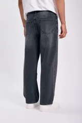 Pantalón de jean gris oscuro, de corte ancho.