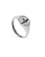 Anillo plateado con forma de sello, con dibujo de una golondrina negra y la marca TwoJeys grabada en el aro.