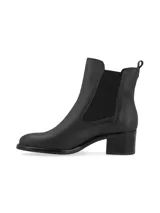Bota corta negra de cuero, con elástico lateral, taco cuadrado y punta redondeada.