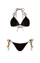 Conjunto de bikini de dos piezas con estampado de hojas en tonos beige y marrón. El corpiño es triangular con tirantes finos que se atan al cuello y a la espalda, con detalle de argollas de madera y borlas. La bombacha es de corte clásico con tiras laterales ajustables y detalle de borlas.
