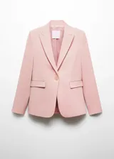 Blazer entallado color rosa pálido, con cuello de solapa de muesca, manga larga, hombros estructurados, dos bolsillos de ribete en la parte delantera, cierre de botón en la parte delantera, detalle de pinzas, abertura posterior y forro interior.