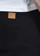 Pantalón negro de corte recto.