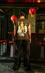 Remera marrón sin mangas con cuello redondo y estampado de personajes de la película Kill Bill.