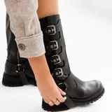 Bota alta de cuero vacuno color negro, con suela de goma artesanal, cierre interno YKK, hebillas ajustables y estribo desmontable.