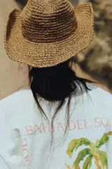 Sombrero de paja color marrón claro, estilo cowboy, con corona hundida y ala ancha.