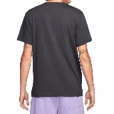 Camiseta negra de manga corta con estampado de Bart Simpson con gorro violeta y zapatillas Nike.
