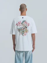 Remera blanca de manga corta con cuello redondo y calce oversize. Estampado frontal con diseño de Mickey y Minnie Mouse sobre un dragón chino, con un recipiente de comida china para llevar y la frase 'Take Away'.