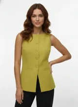 Chaleco sastrero sin mangas color verde lima, con cuello redondo y cierre frontal de botones forrados. Presenta bolsillos simulados y corte entallado.