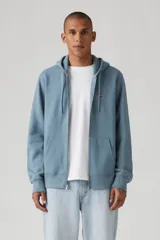 Canguro celeste con capucha y cierre frontal, bolsillos tipo canguro y logo de Levi's bordado en el pecho.