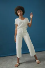 Pantalón culotte de jean color blanco, con tiro alto, corte ancho y terminación desflecada.