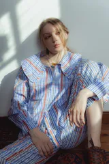 Pantalón de gabardina elastizada a rayas verticales de colores pastel.