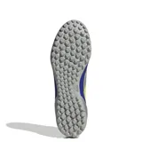 Championes de fútbol Adidas F50 Club TF Messi, color gris con detalles en azul y amarillo. Diseñados para césped artificial.