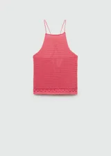 Top tejido al crochet color rosado, con cuello halter y tirantes finos.