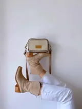 Botas texanas de cuero color visón, con tacón de madera y diseño elegante.