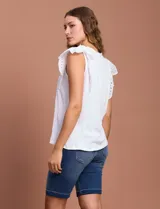 Blusa blanca con detalles de crochet en cuello, mangas y pecho.