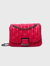 Cartera bandolera Longchamp modelo Brioche, color rosado con diseño acolchado vertical y cierre con hebilla metálica. Presenta una correa de cadena metálica.