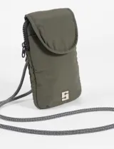 Funda porta celular color verde con cierre de cremallera y correa para colgar.