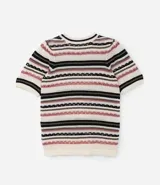 Blusa de punto ligero con cuello redondo, mangas cortas y rayas horizontales en negro, beige y blanco.