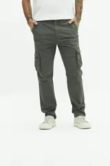 Pantalón cargo color beige, sin puños, con cuatro bolsillos con botón y pasa cintos.