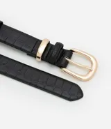 Cinturón negro de cuero sintético con textura crocco, hebilla metálica dorada y trabillas de cuero sintético.
