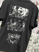 Remera negra de manga corta con estampado frontal del logo de Demon Slayer en color blanco.