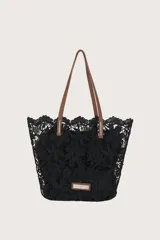 Bolso tipo tote de encaje floral negro con asas de cuero sintético marrón.