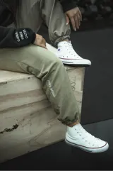 Pantalón de jogging gris melange, corte oversize, con cintura elástica ajustable con cordón y puños ajustados. Estampado en la pierna izquierda con la frase "Just Begin".