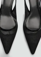 Zapato de tacón kitten color negro, con puntera fina, tejido de malla y cierre de hebilla.