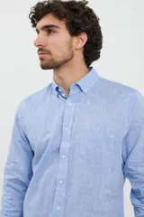 Camisa celeste de lino y algodón, de corte clásico, con cuello button-down y manga larga.