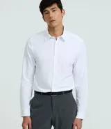 Camisa de vestir blanca de corte slim fit, con cuello inglés, abotonadura frontal, mangas largas con puños abotonados y tecnología easy care performance que ofrece mayor elasticidad, secado rápido y menos arrugas.