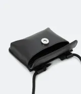 Bolso mini bag negro de poliuretano con tirante tipo cordón y cierre con botón.