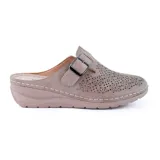 Zapato casual Korium Confort Marie color gris topo, con capellada calada, hebilla decorativa y plataforma baja.