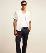 Pantalón de vestir color gris claro, de corte slim fit y largo cropped.