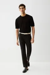 Remera negra de punto calado de algodón con cuello redondo, mangas cortas y corte estándar.