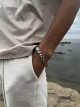 Pulsera plateada de eslabones anchos, inspirada en el diseño Rolex.