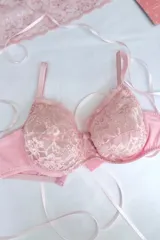 Soutien con aro, confeccionado en puntilla elastizada color rosa pálido con diseño floral. Posee forro interno para contención y breteles elásticos regulables.