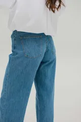 Pantalón de jean celeste, de corte recto y tiro alto.