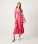 Vestido midi rosado de malla orly, con tirantes anchos y escote corazón.