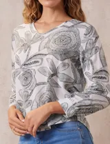 Blusa azul marino de gasa con escote en V y mangas largas con puño.