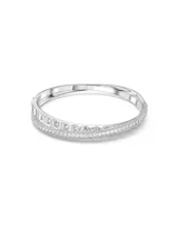 Brazalete rígido plateado con doble banda, una con piedras de talla baguette y otra con pavé de cristales blancos. Cierre a presión.