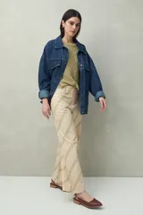 Pantalón ancho de algodón con estampado botánico en tonos verde y beige, corte recto y bolsillos de parche.