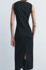Vestido midi negro de Zara Woman Collection, confeccionado en hilatura con algodón, de cuello redondo y sin mangas.