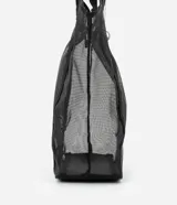 Bolso de playa mediano de tela de poliéster transparente color negro con ribetes y asas de tela negra.