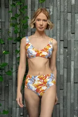 Calzón faja de talle alto con estampado floral en tonos naranja, amarillo, rosa y celeste.