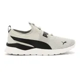 Championes Puma Anzarun Lite Slipon color gris claro con detalles en negro y blanco. Diseño slip-on con banda elástica con logo Puma en el empeine y suela blanca.