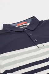 Polo a rayas horizontales azul marino, gris y blanco, con cuello clásico azul marino, tapeta de dos botones y logo bordado en el pecho.