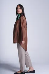 Camisa manga 3/4 color lila con textura arrugada, cuello clásico y dos bolsillos frontales.